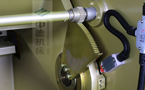 ZDS-450采用高精度刀片間隙調節齒輪，經過淬火高硬度又耐磨，表面鍍鋅不生銹，長年累月使用依然有很高的調節精度.jpg