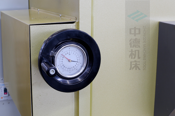 ZDG-640刀片間隙調節裝置，設置在機架前面，并有刻度顯示，調節方便.jpg