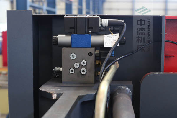 ZDPE10025采用進口液壓系統，穩定無故障，耐高溫高壓，持久工作精度高.jpg