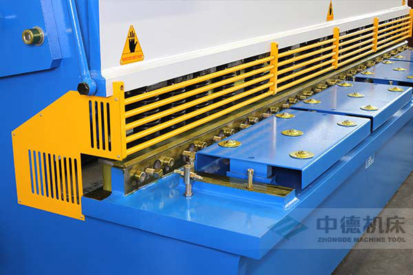 ZDS-632剪板機進料口，安全防護，進料無阻，又能直接觀看到燈光對線的剪切位置.jpg