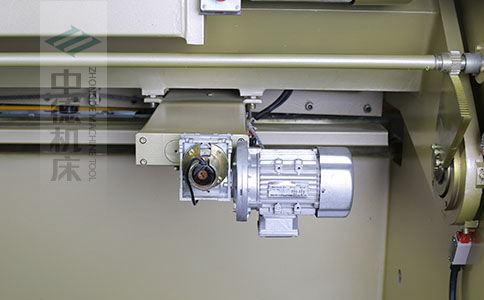 ZDS-1032剪板機后檔料結構，平行度高，并采用國內一流品牌軸承，耐磨抗壓壽命長.jpg
